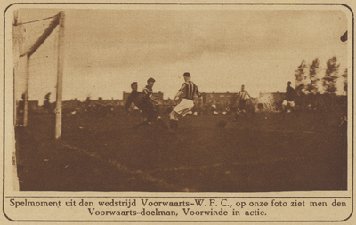 870805 Afbeelding van een spelmoment uit de voetbalwedstrijd Voorwaarts-WFC, vermoedelijk op het voetbalveld van Velox ...